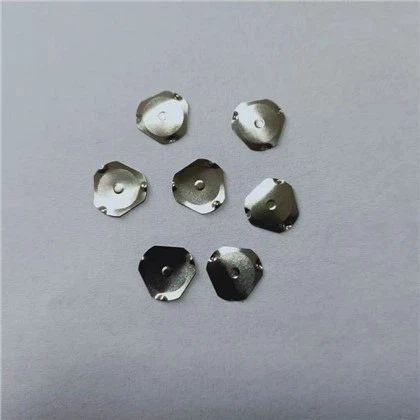 Kolmion muotoinen lääketieteellinen metallikupoli